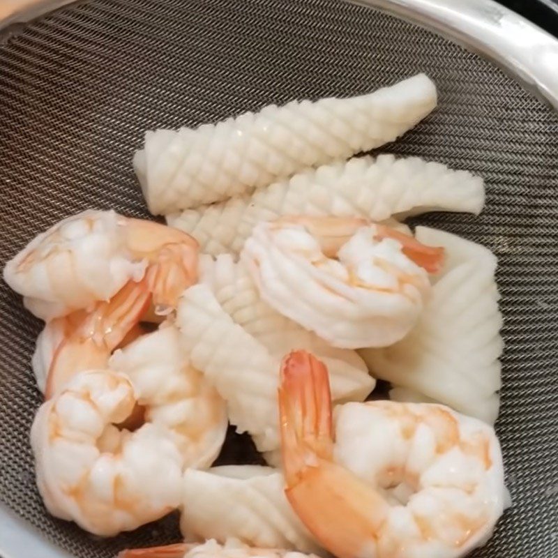 Step 3 Boil shrimp and squid Dry noodle soup