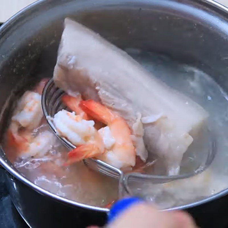 Step 3 Boiling shrimp and pork for Mít mixed with shrimp and pork from Da Nang