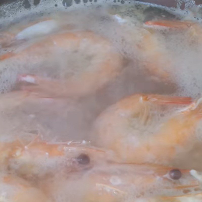Step 4 Boiling shrimp and meat for shrimp meat jelly salad