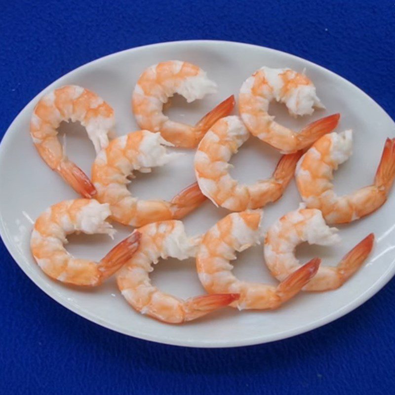 Step 4 Boiling shrimp and meat for shrimp meat jelly salad