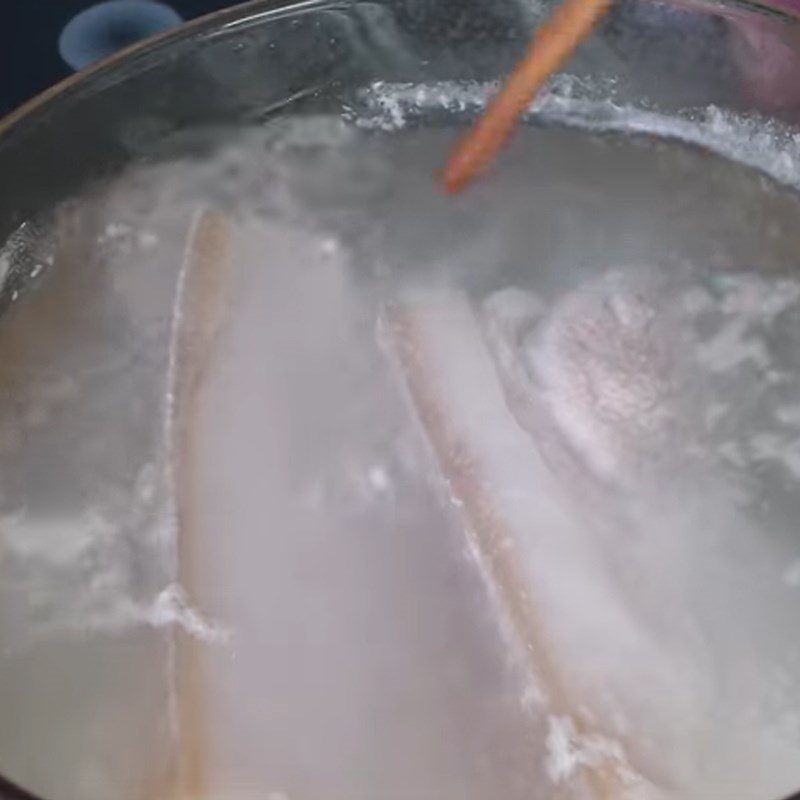 Step 4 Boil shrimp and pork Shrimp and pork jelly salad