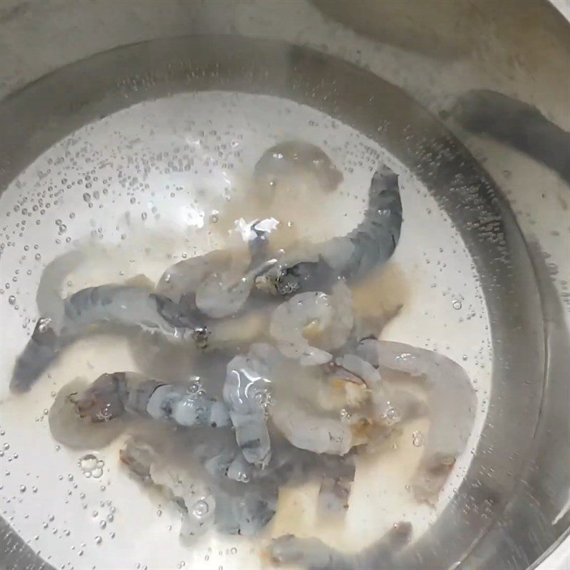 Step 2 Boil shrimp Grapefruit shrimp salad with walnut