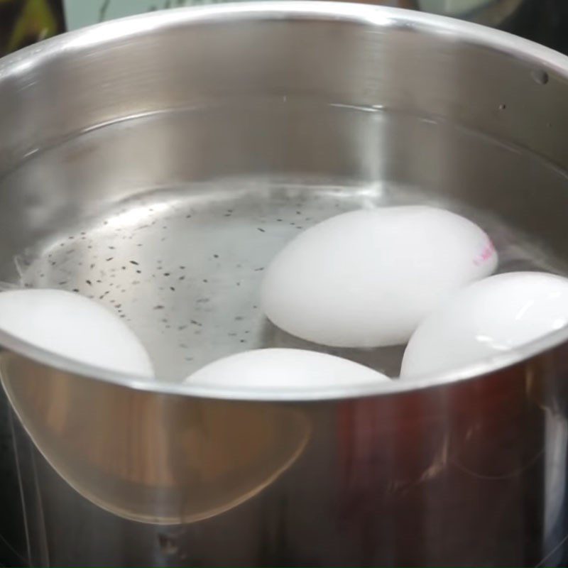 Step 2 Boil eggs and lotus seeds Lotus seed porridge with minced meat and eggs