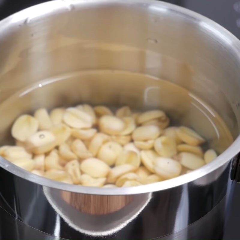 Step 2 Boil eggs and lotus seeds Lotus seed porridge with minced meat and eggs
