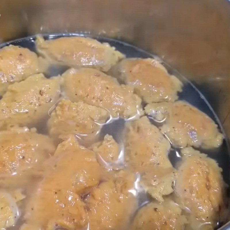 Step 3 Boil and fry the shrimp and meat paste of freshwater crab noodle