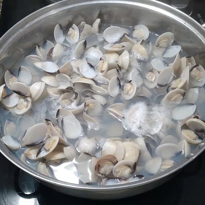 Step 2 Boil and separate the clams for sour and spicy clam noodles