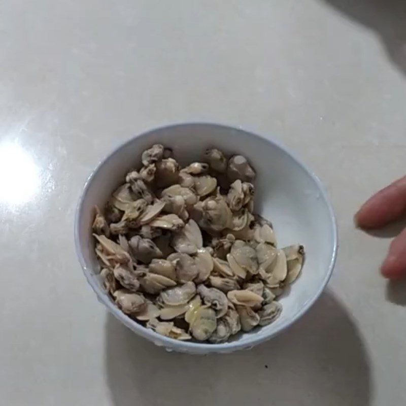 Step 2 Boil and separate the clams for sour and spicy clam noodles