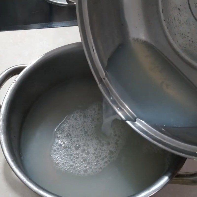 Step 2 Boil and separate the clams for sour and spicy clam noodles