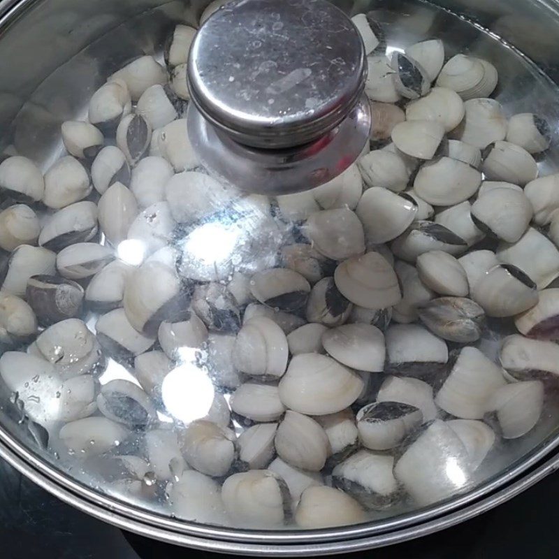 Step 2 Boil and separate the clams for sour and spicy clam noodles