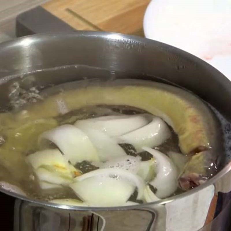 Step 3 Boil and separate eel meat Green bean eel porridge