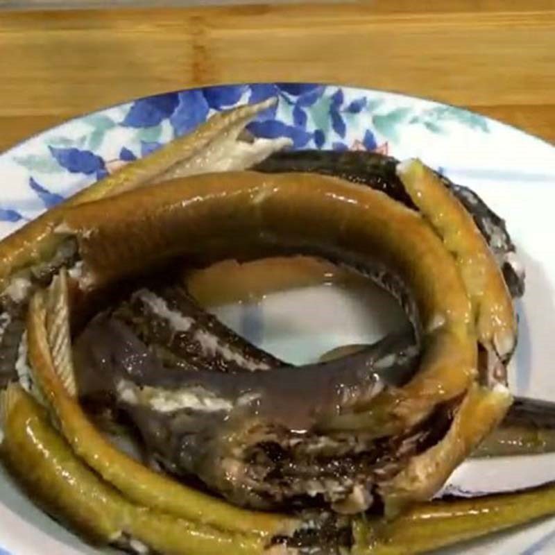 Step 3 Boil and separate eel meat Green bean eel porridge