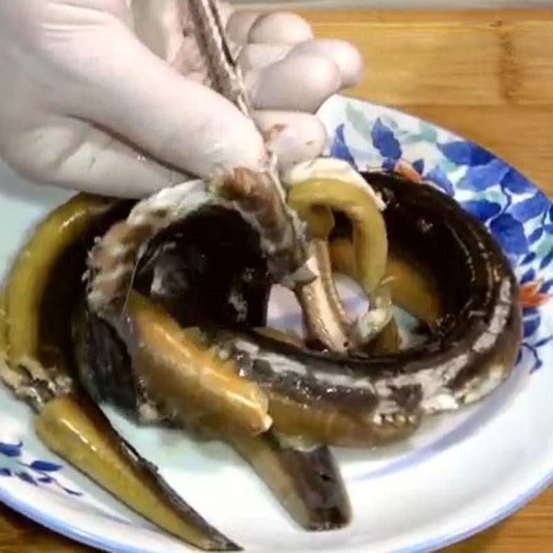 Step 3 Boil and separate eel meat Green bean eel porridge