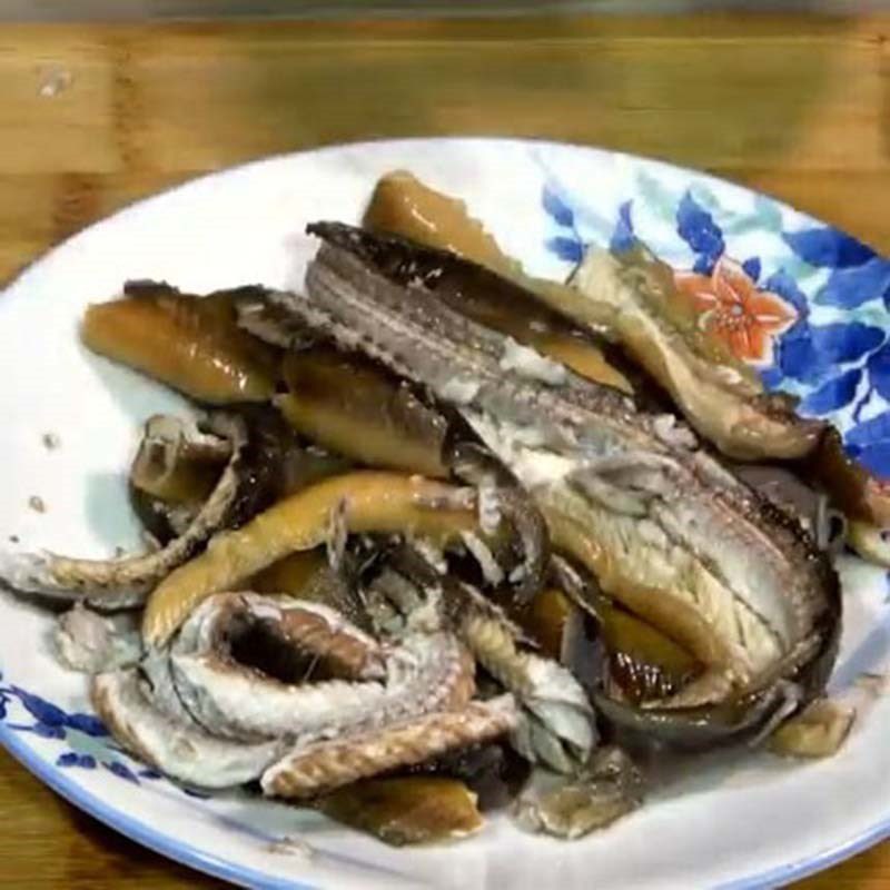 Step 3 Boil and separate eel meat Green bean eel porridge