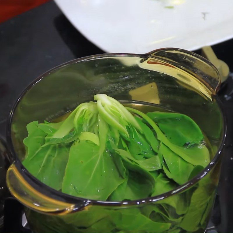 Step 6 Boil and stir-fry bok choy Hairy Leg Braised