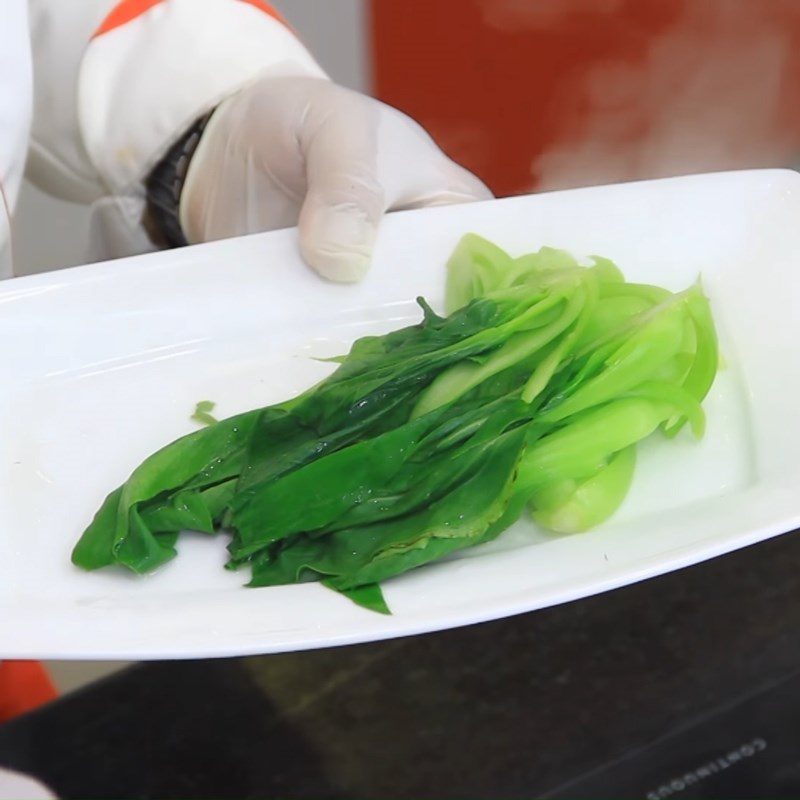 Step 6 Boil and stir-fry bok choy Hairy Leg Braised