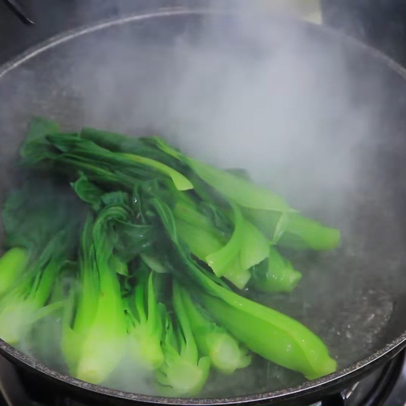 Step 6 Boil and stir-fry bok choy Hairy Leg Braised