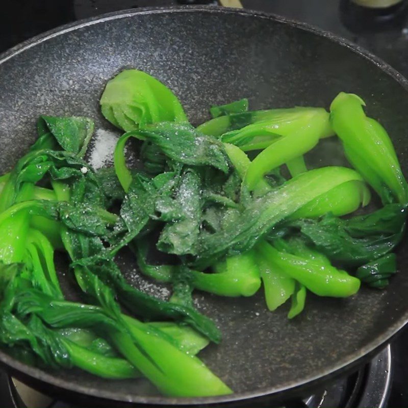 Step 6 Boil and stir-fry bok choy Hairy Leg Braised
