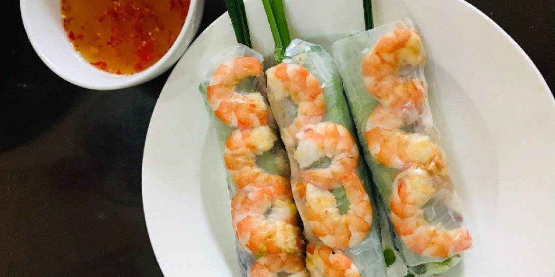 make spring rolls with delicious shrimp and meat for tet day 00439