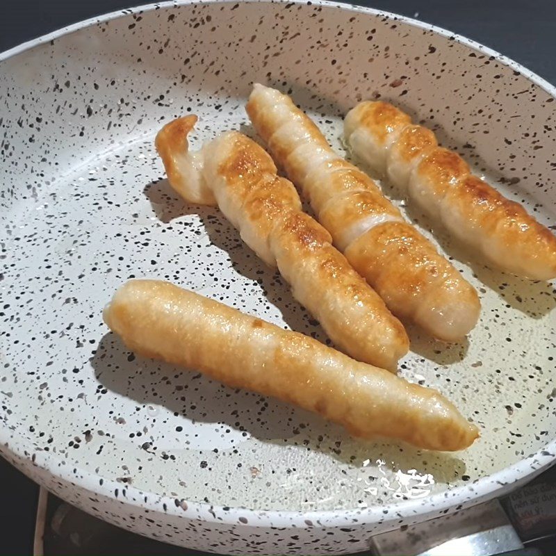 Step 2 Frying wheat gluten Sweet and sour wheat gluten stir-fry