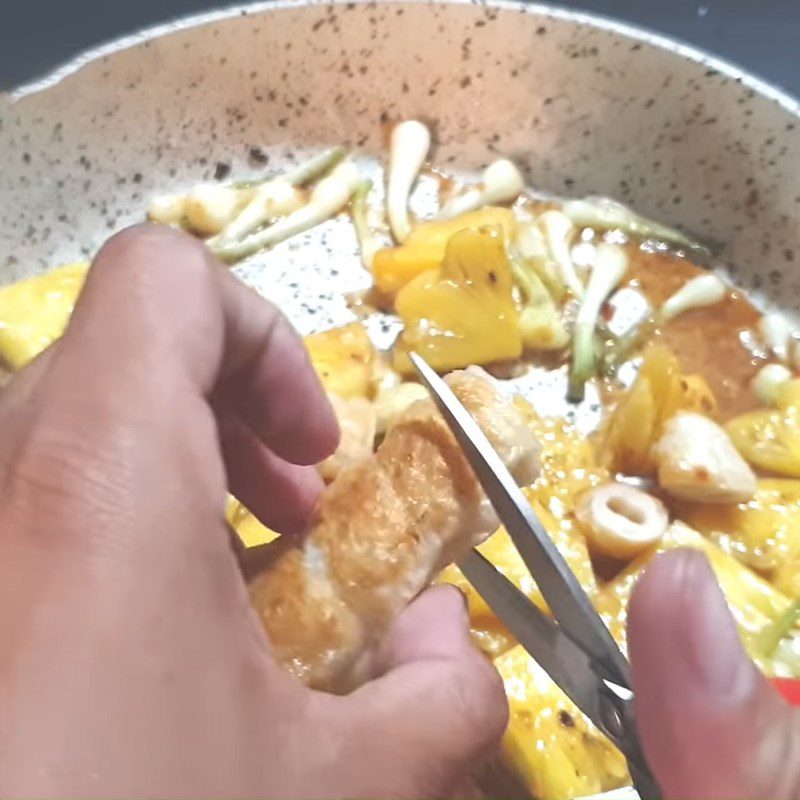 Step 3 Stir-fried tofu Sweet and sour tofu