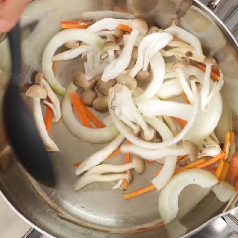 Step 3 Stir-fry the curry beef Udon curry beef