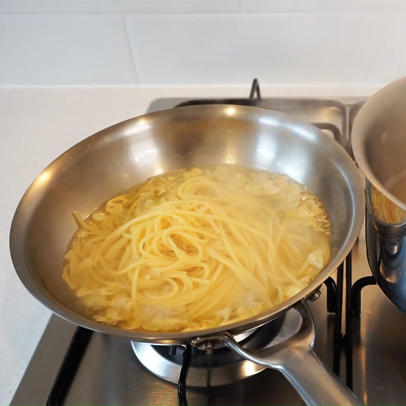 Step 3 Mixing the Pasta Traditional Garlic Oil Spaghetti Aglio e Olio