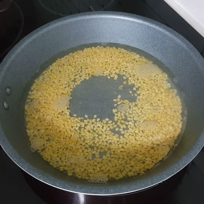 Step 1 Cooking mung beans for Carp Sticky Rice Ball
