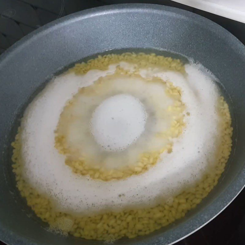 Step 1 Cooking mung beans for Carp Sticky Rice Ball