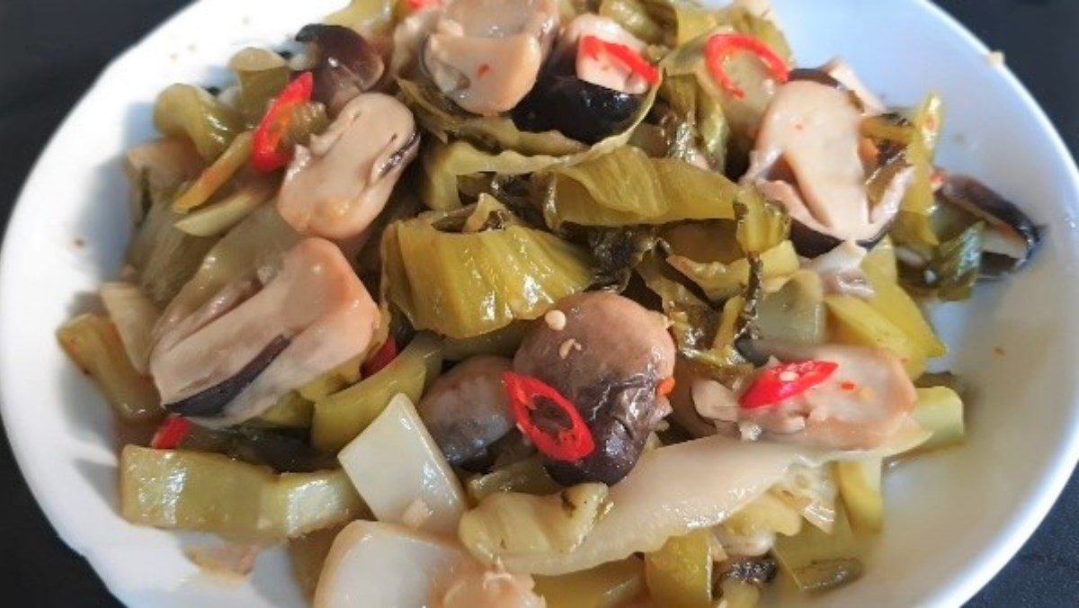 Stir-fried straw mushrooms with pickled mustard greens