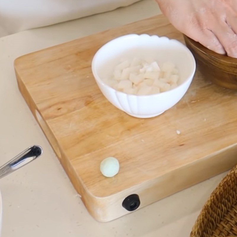 Step 4 Shaping coconut sáp ball Coconut sáp pudding with pandan leaves and coconut milk