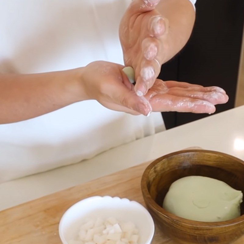 Step 4 Shaping coconut sáp ball Coconut sáp pudding with pandan leaves and coconut milk