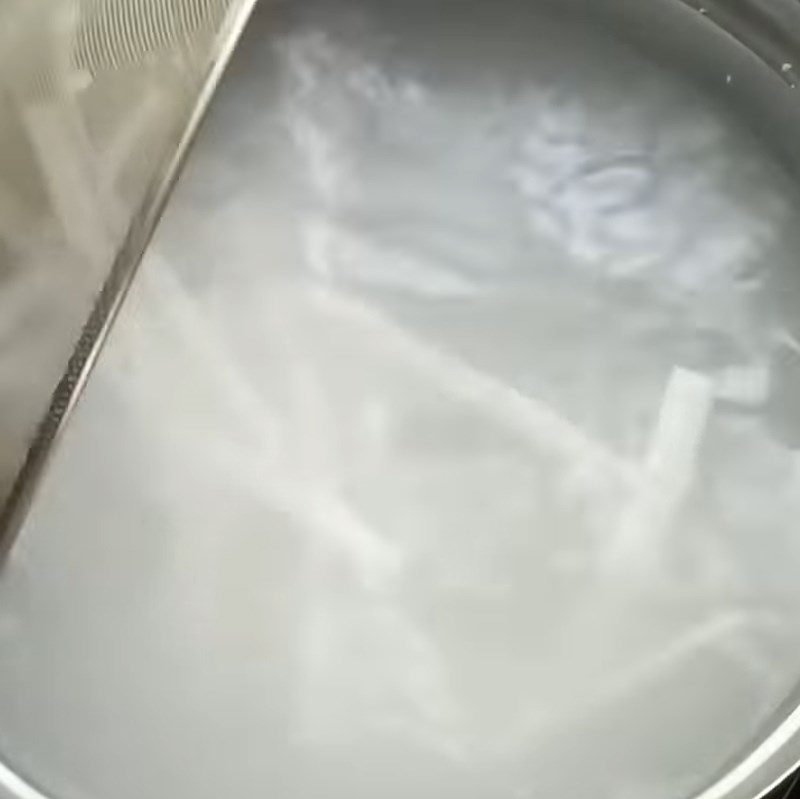 Step 4 Cooking bánh canh Bánh canh with sliced chicken