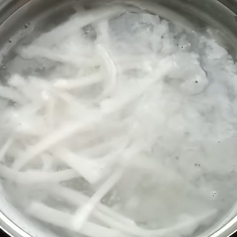 Step 4 Cooking bánh canh Bánh canh with sliced chicken