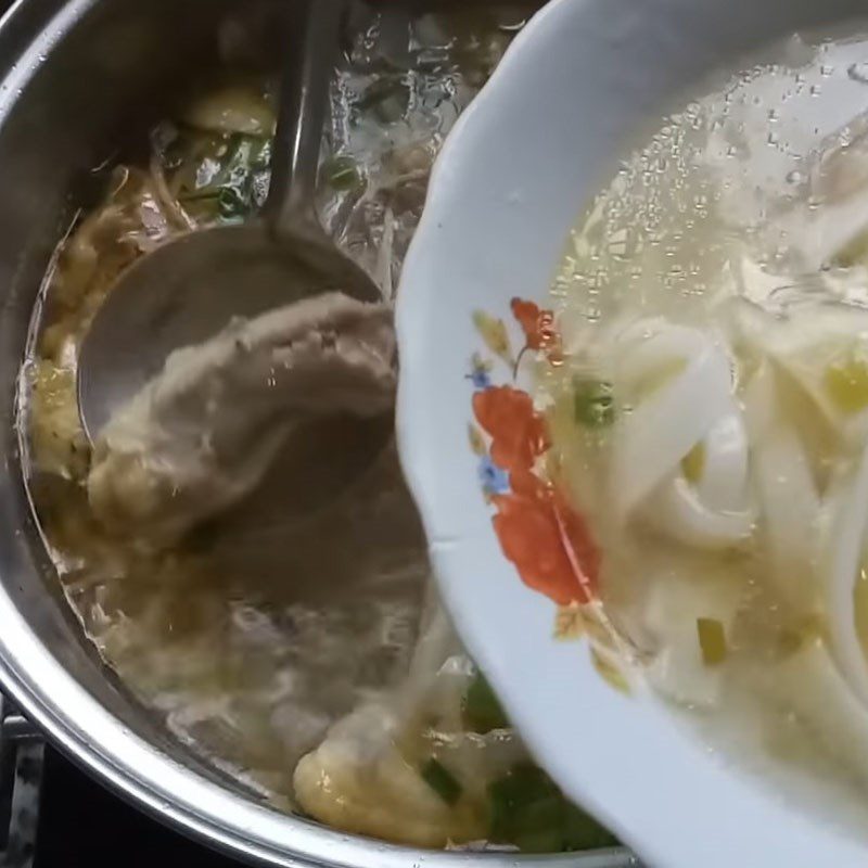Step 4 Cooking bánh canh Bánh canh with sliced chicken
