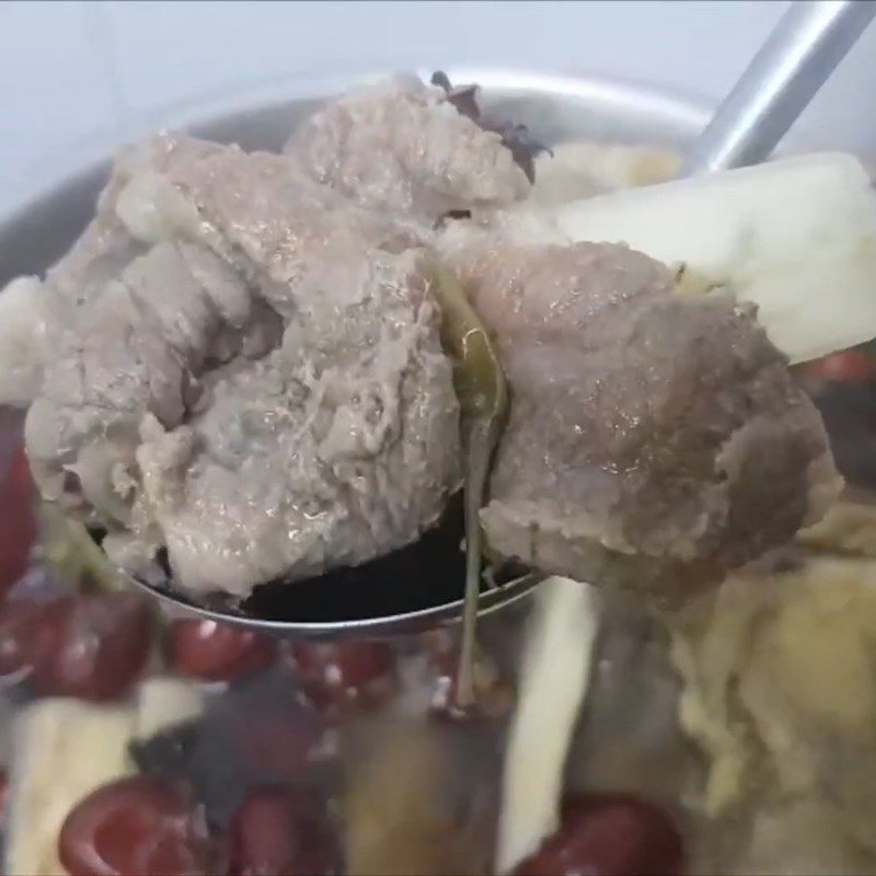 Step 4 Cooking beef with herbal medicine Herbal beef hotpot
