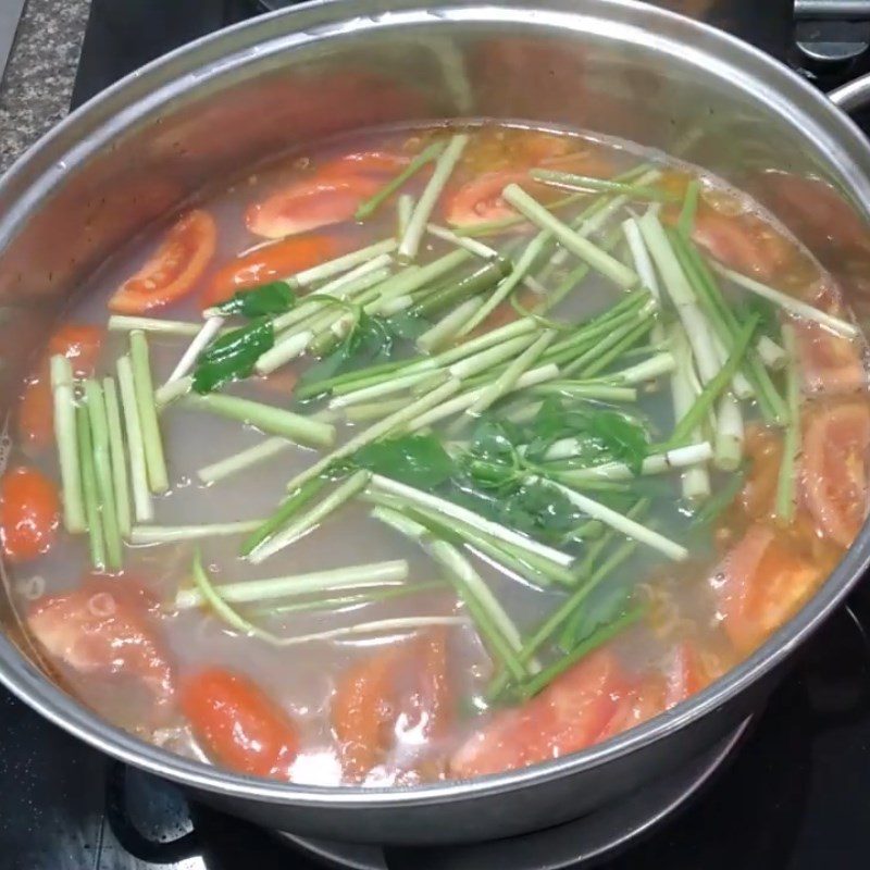 Step 4 Cooking clam noodles Spicy and sour clam noodles