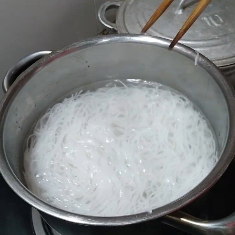 Step 4 Cooking clam noodles Spicy and sour clam noodles