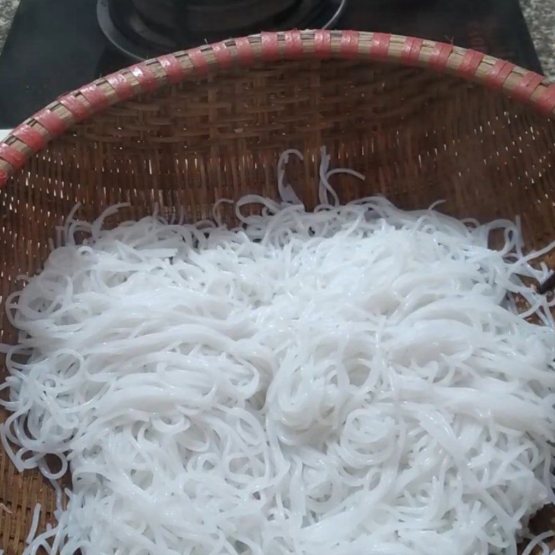 Step 4 Cooking clam noodles Spicy and sour clam noodles