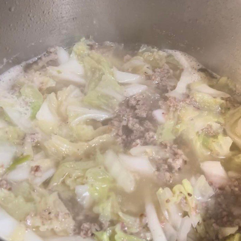 Step 2 Cooking cabbage soup with minced meat