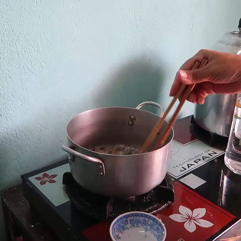 Step 2 Cook the soup for fresh shrimp and chayote soup