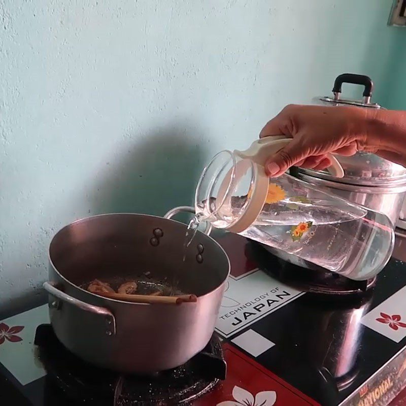 Step 2 Cook the soup for fresh shrimp and chayote soup