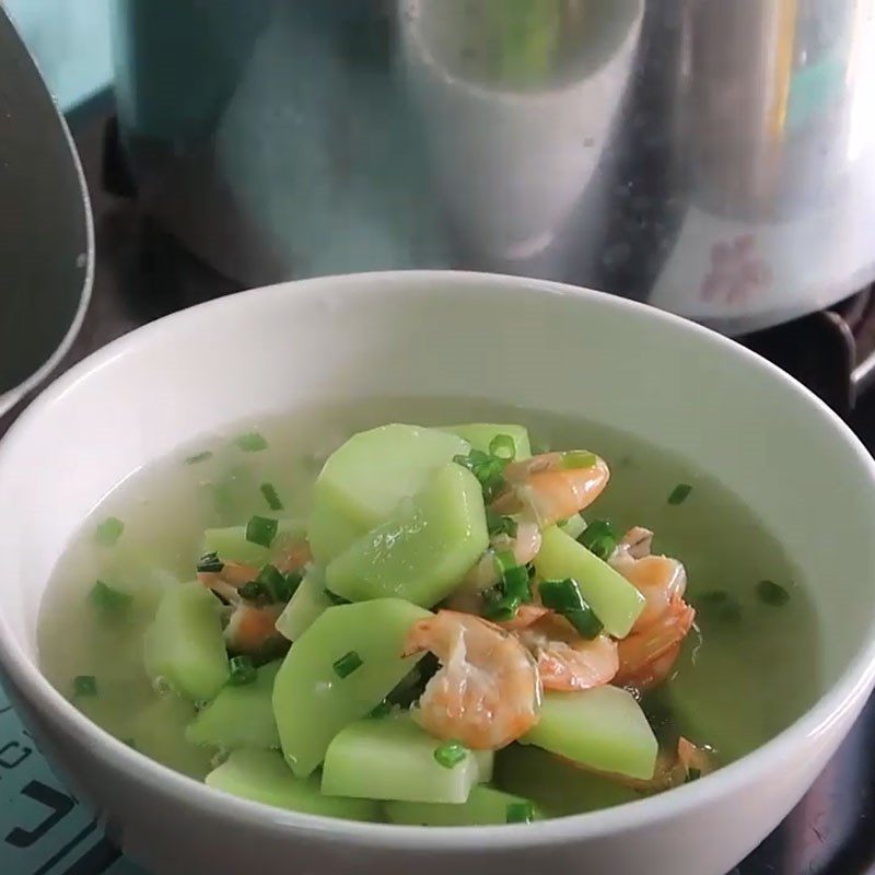 Step 2 Cook the soup for fresh shrimp and chayote soup