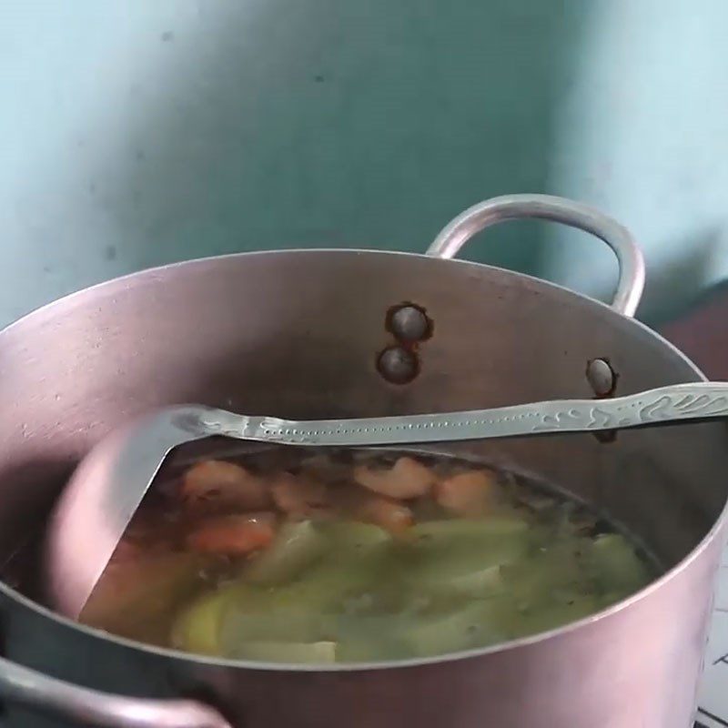 Step 2 Cook the soup for fresh shrimp and chayote soup