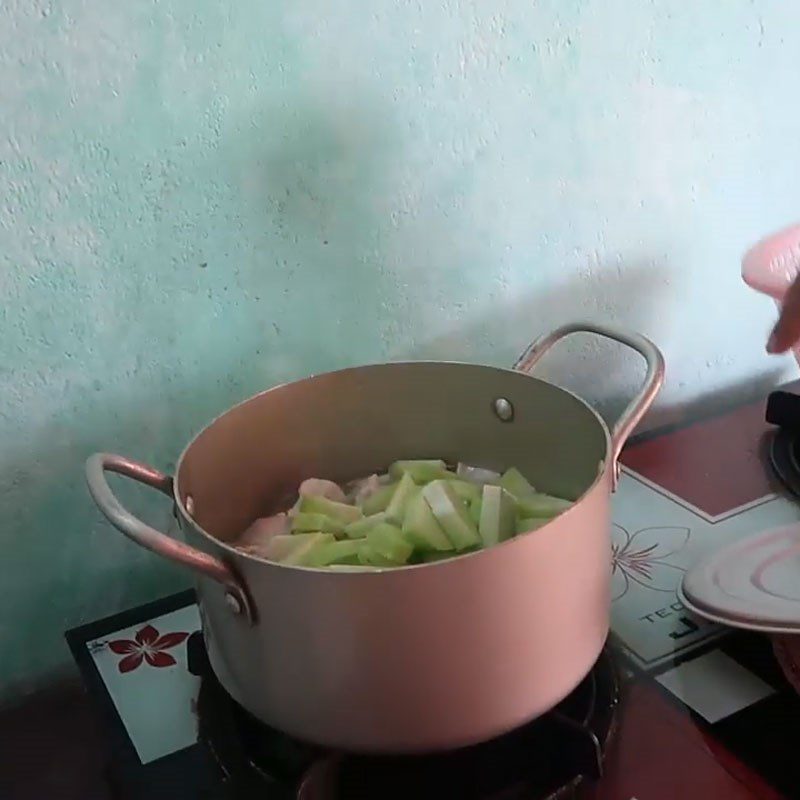 Step 2 Cook the soup with chayote and mushroom meatballs