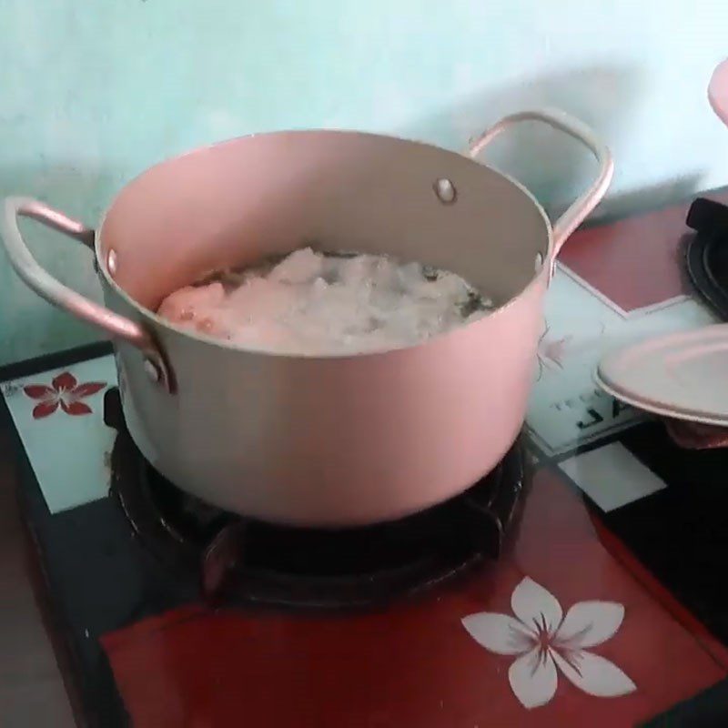 Step 2 Cook the soup with chayote and mushroom meatballs