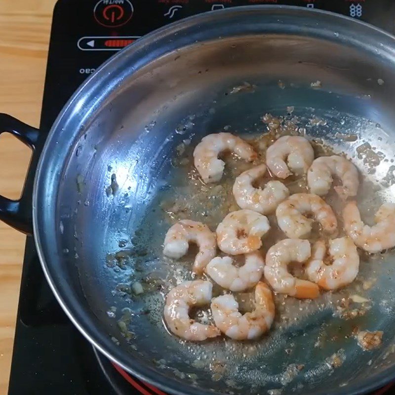 Step 3 Cooking soup Climbing wattle soup with shrimp