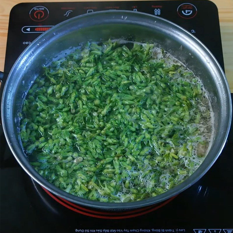 Step 3 Cooking soup Climbing wattle soup with shrimp