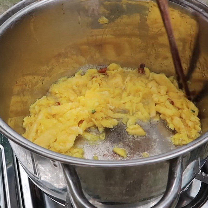 Step 3 Cook the soup Sour fish soup with water lily