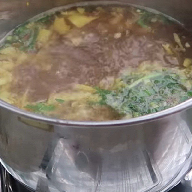 Step 3 Cook the soup Sour fish soup with water lily