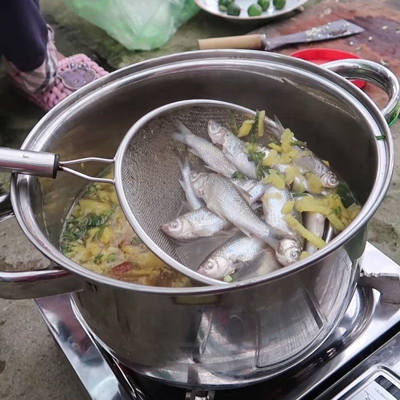 Step 3 Cook the soup Sour fish soup with water lily